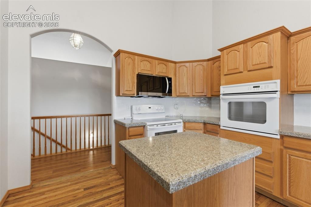 Image 17 of 50: Kitchen