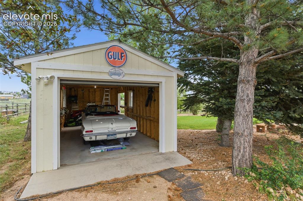 Image 48 of 50: Garage