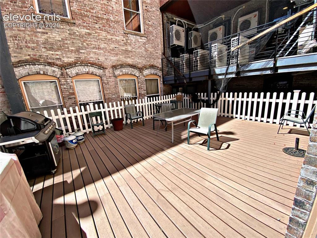 Image 11 of 12: Deck