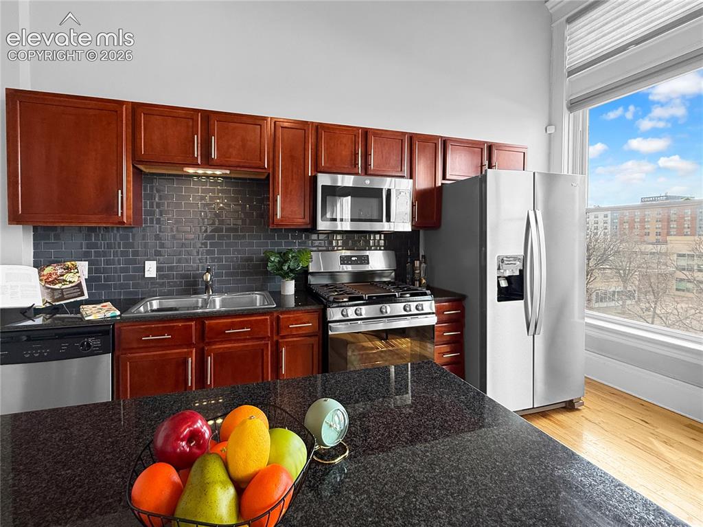 Image 8 of 12: Kitchen