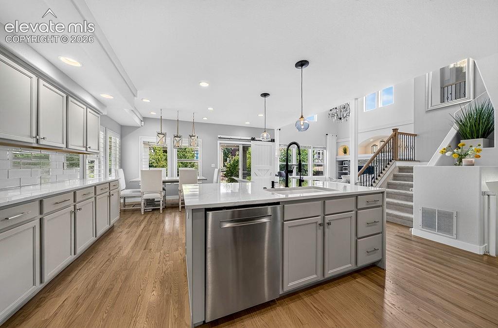 Image 13 of 50: Kitchen