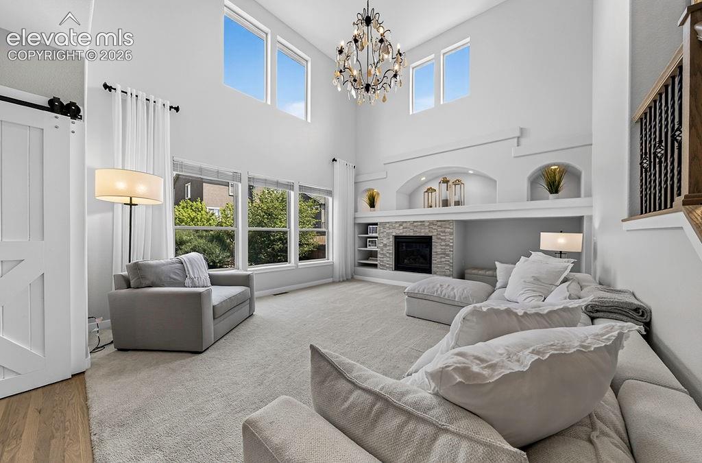Image 18 of 50: Living Room