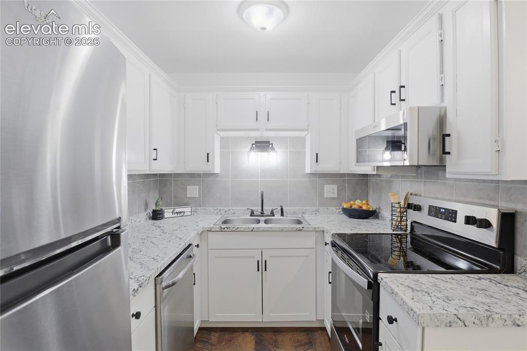 Image 10 of 25: Kitchen