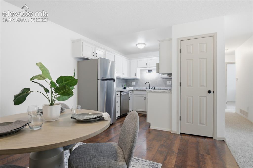 Image 11 of 25: Dining Area