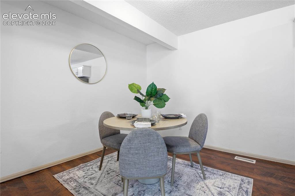 Image 13 of 25: Dining Area