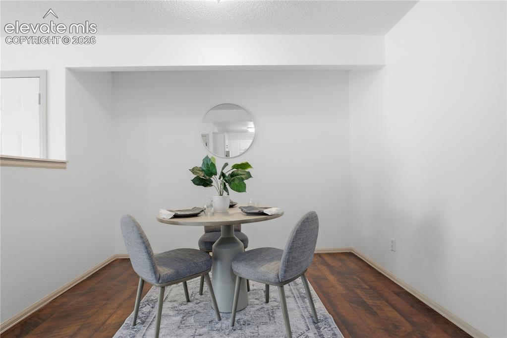 Image 14 of 25: Dining Area