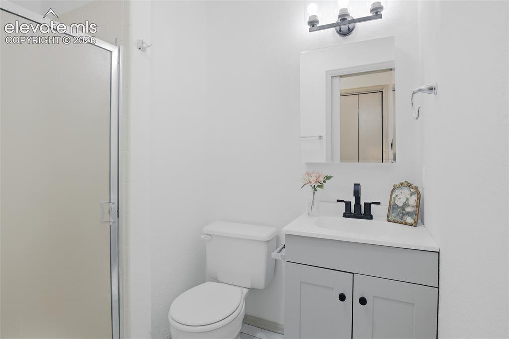 Image 18 of 25: Bathroom