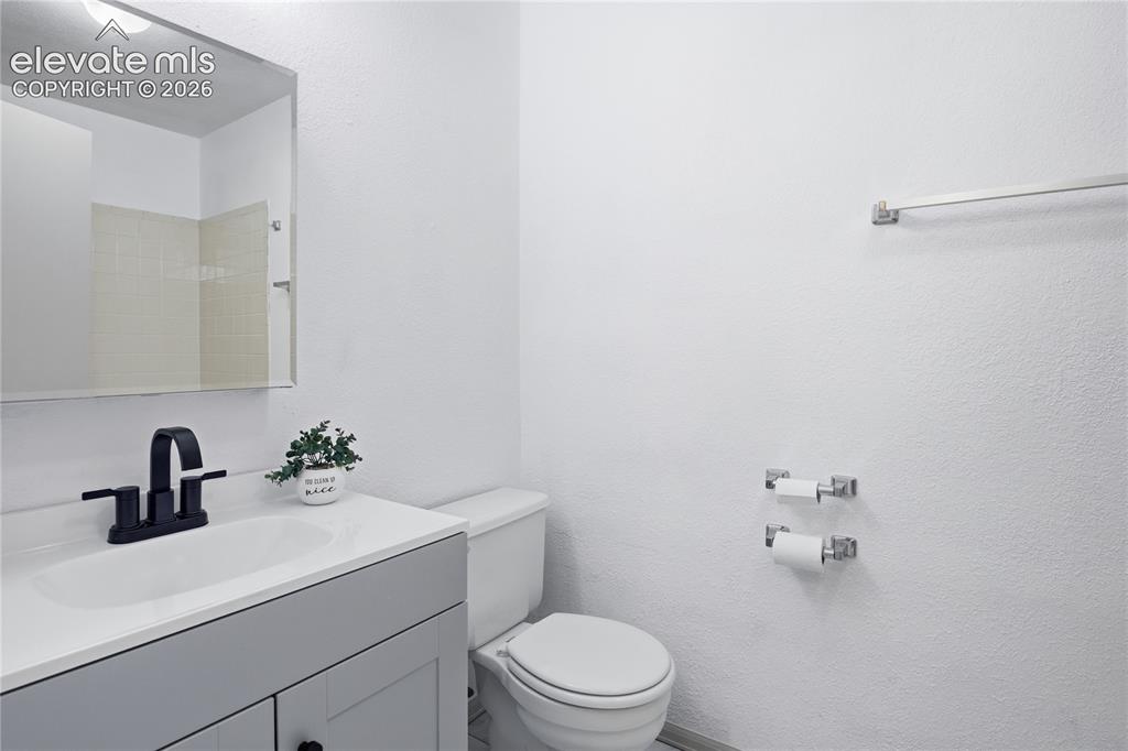 Image 22 of 25: Bathroom