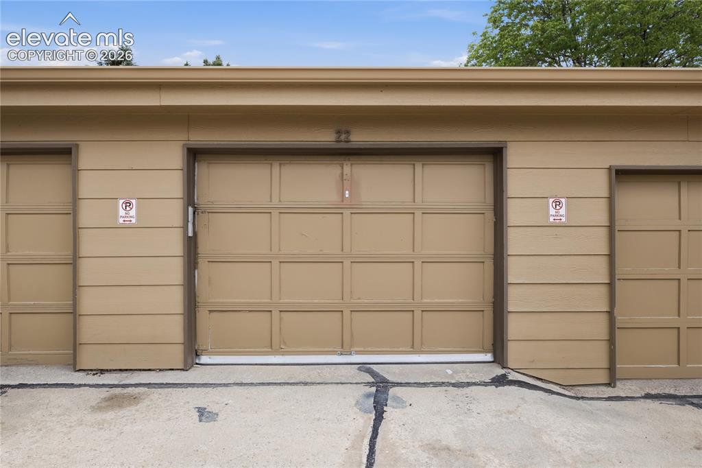 Image 5 of 25: Garage