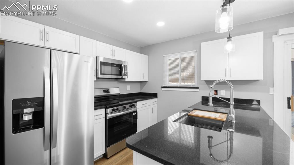 Image 10 of 37: Brand new quartz countertops