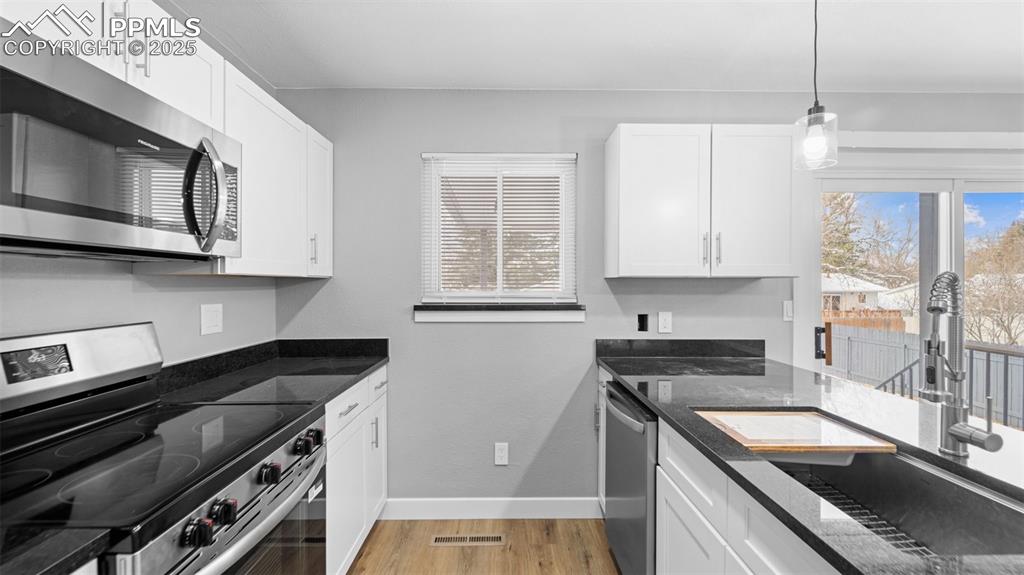 Image 13 of 37: Kitchen