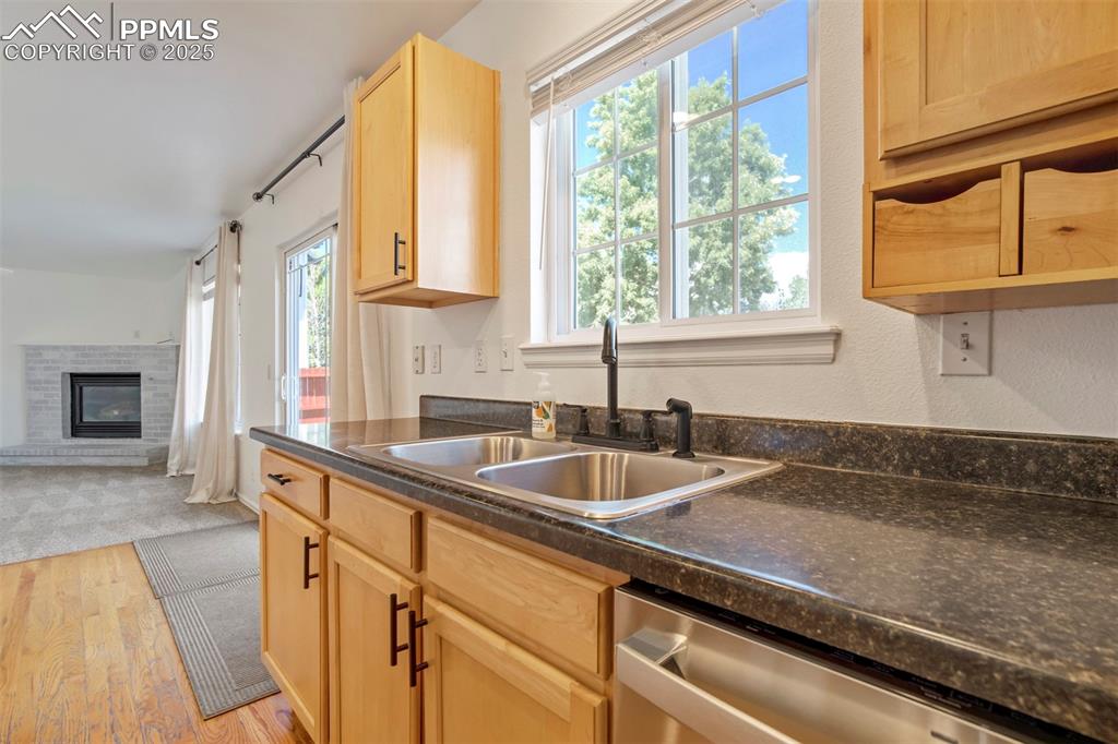 Image 14 of 48: Lots of counter space