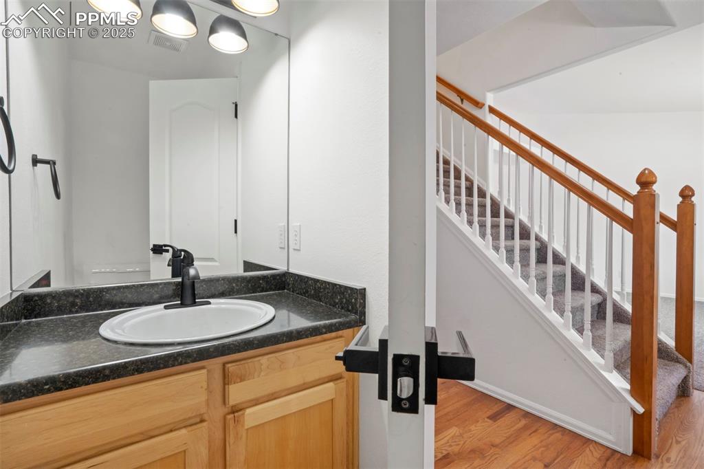 Image 20 of 48: Powder bath off main entrance
