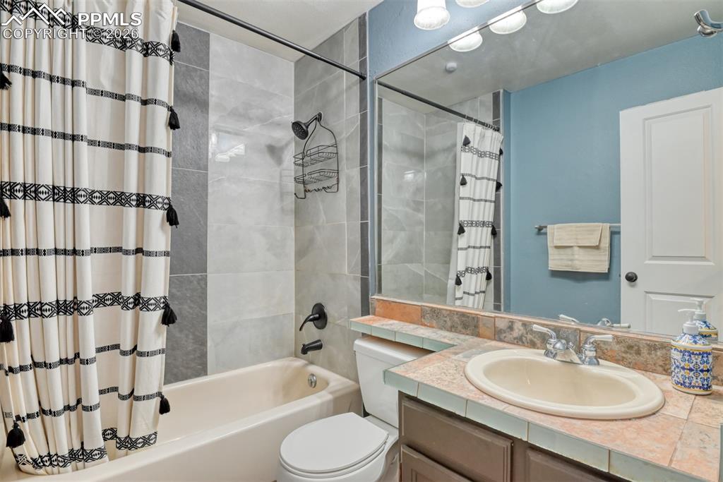 Image 26 of 38: Bathroom