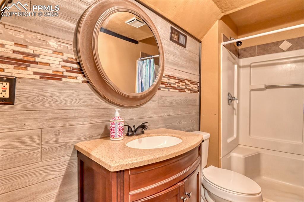 Image 34 of 38: Bathroom