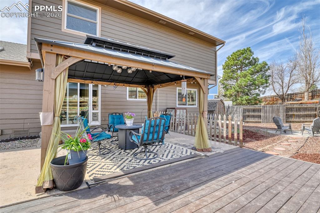 Image 36 of 38: Deck