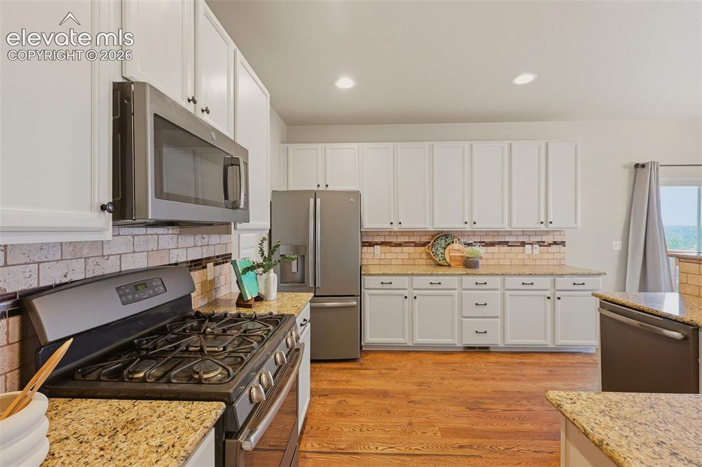 Image 15 of 45: Kitchen