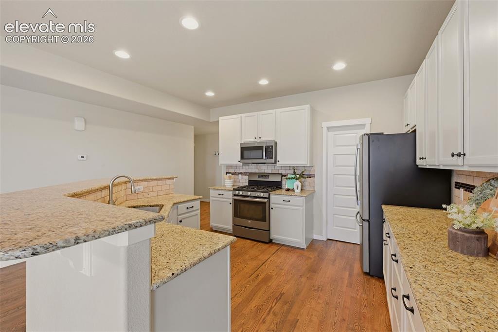 Image 16 of 45: Kitchen