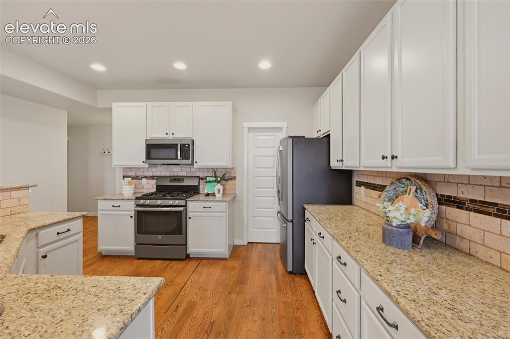 Image 17 of 45: Kitchen