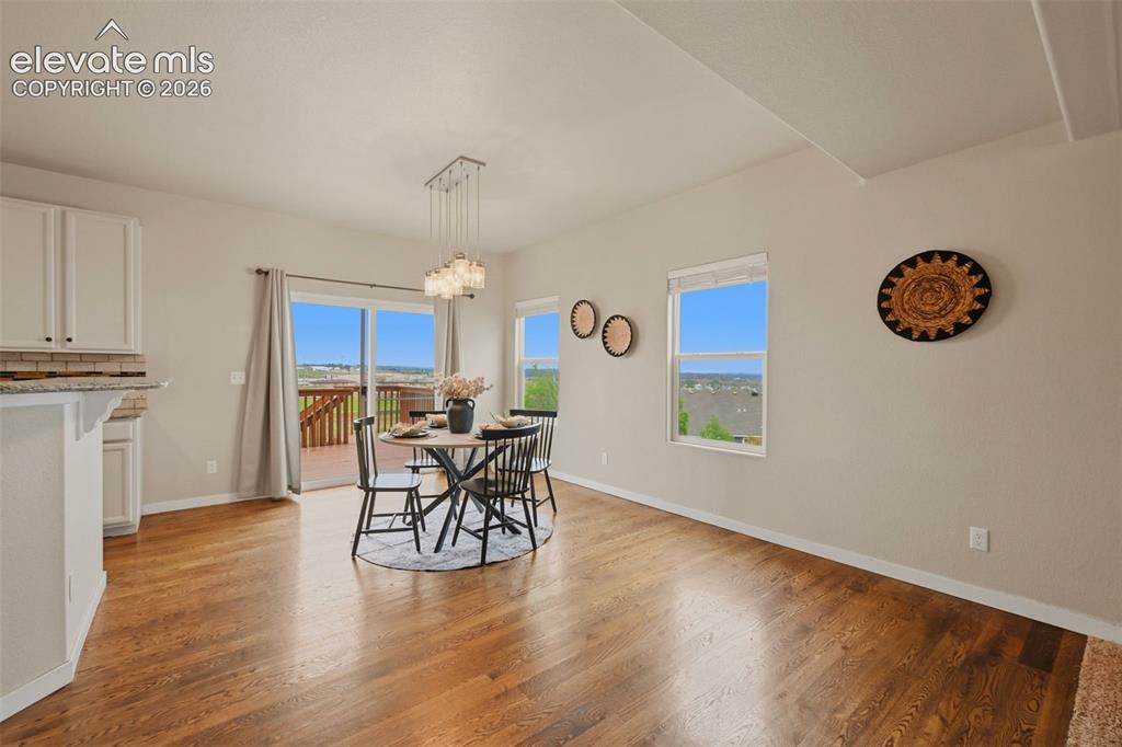 Image 18 of 45: Dining Area