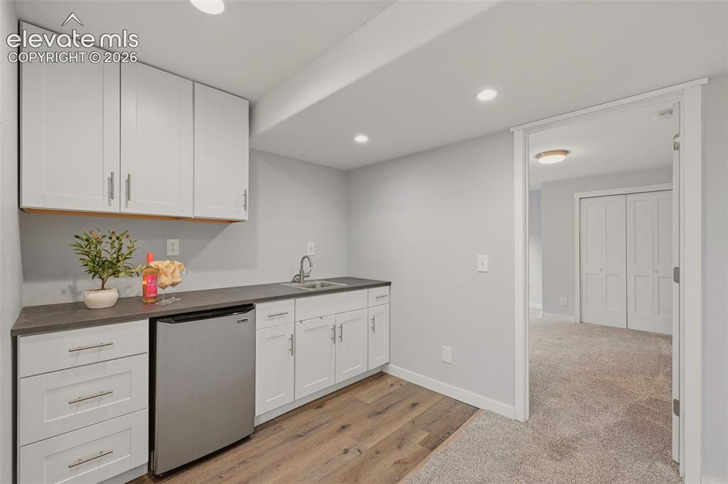 Image 39 of 45: Basement wet-bar