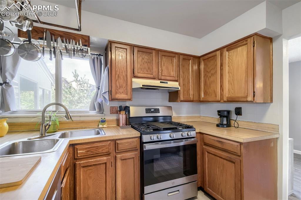 Image 10 of 36: Kitchen