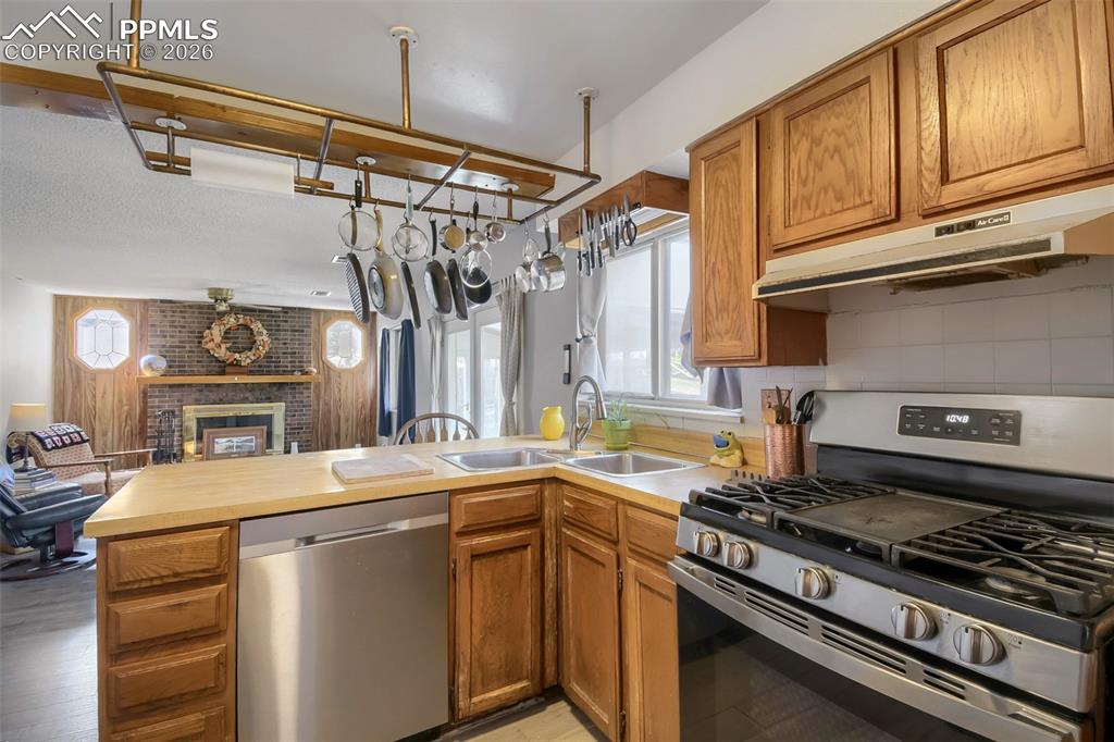 Image 11 of 36: Kitchen