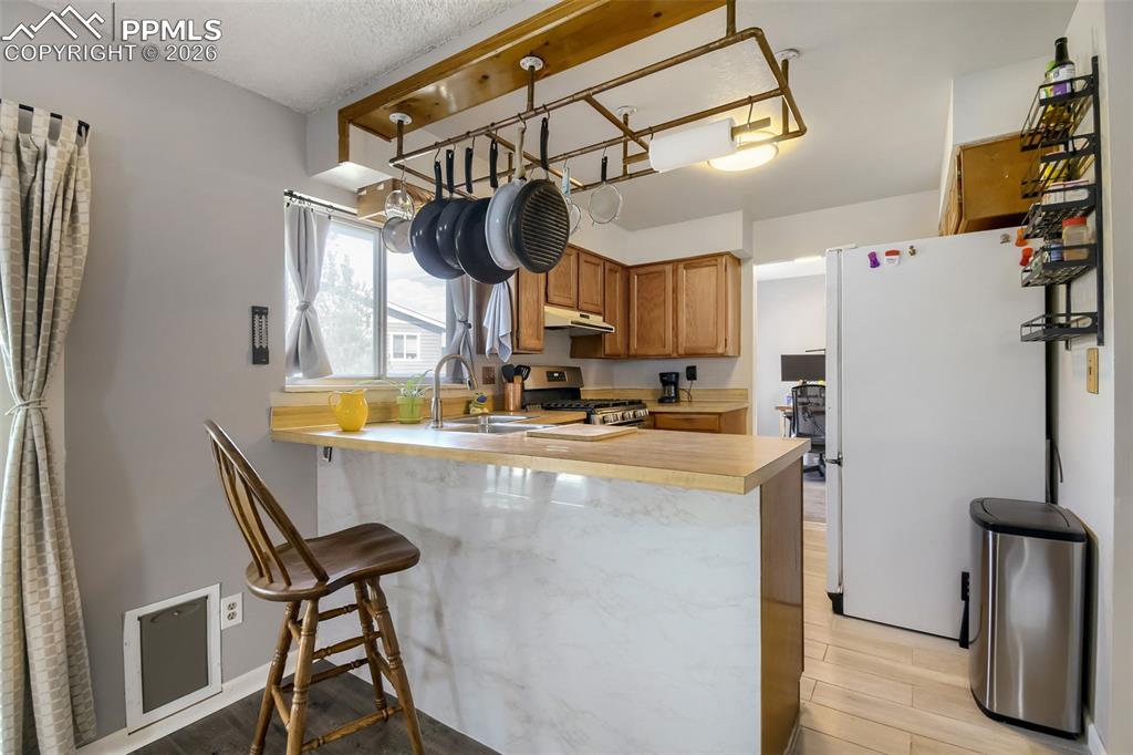 Image 13 of 36: Kitchen