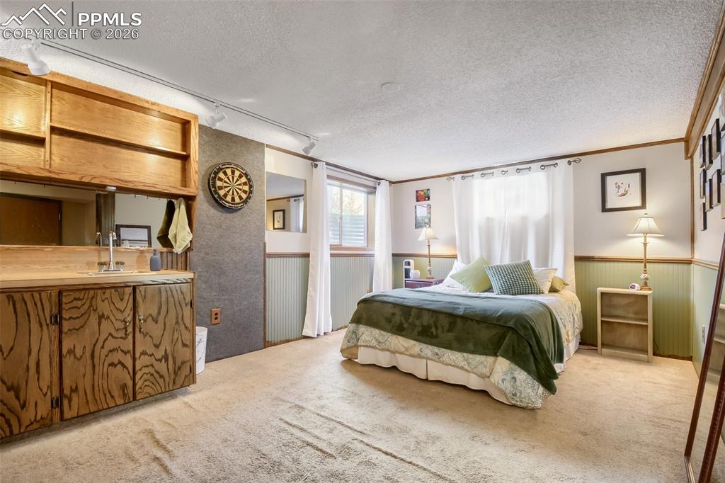 Image 19 of 36: Bedroom