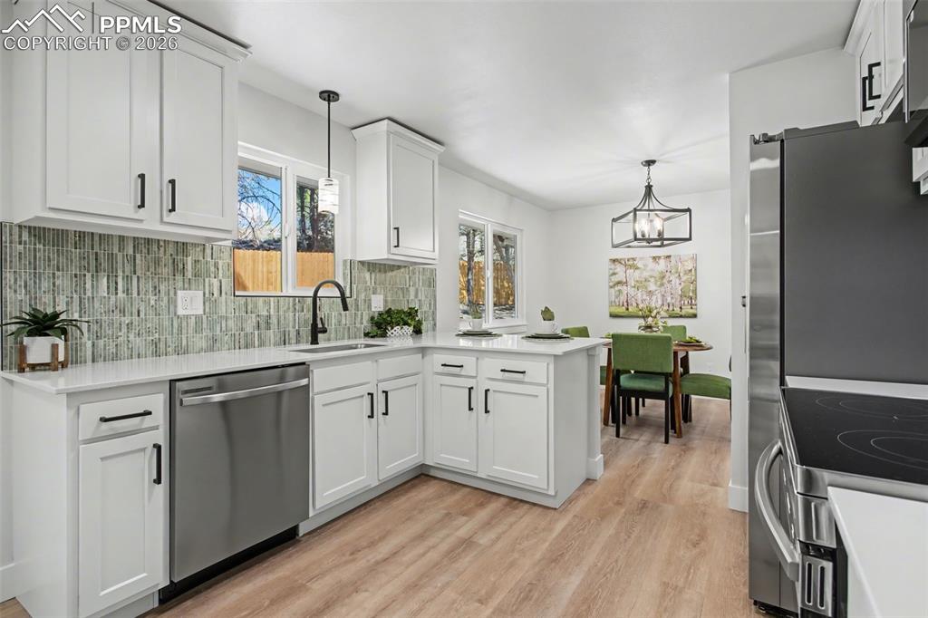 Image 15 of 47: Kitchen