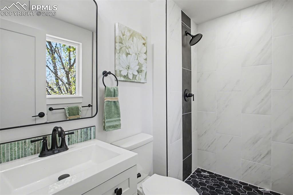 Image 29 of 47: Bathroom