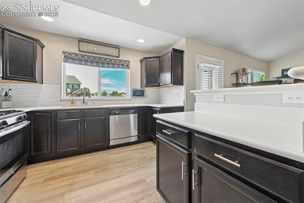 Image 21 of 49: Kitchen