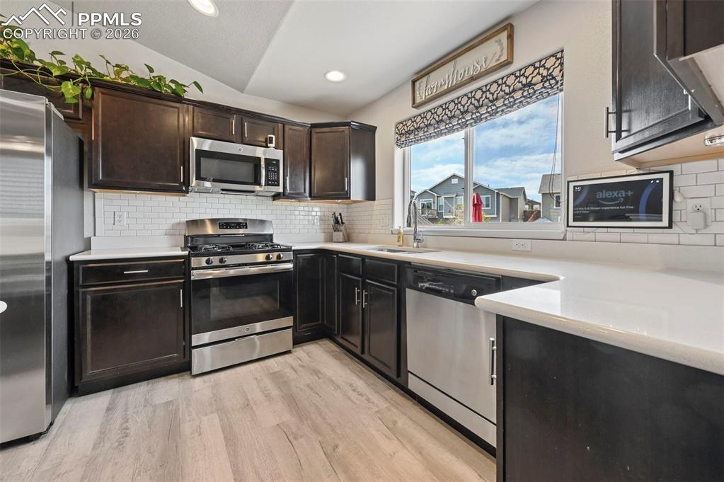 Image 22 of 49: Kitchen