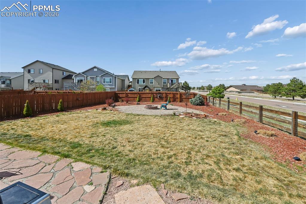 Image 45 of 49: Yard