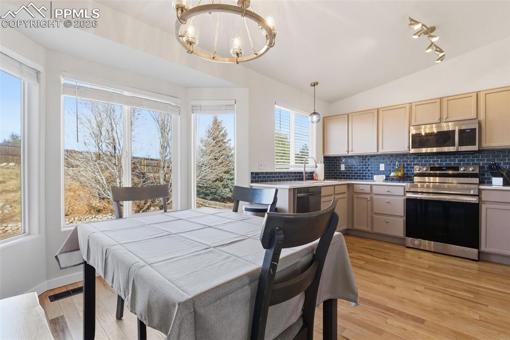 Image 14 of 45: Dining Area