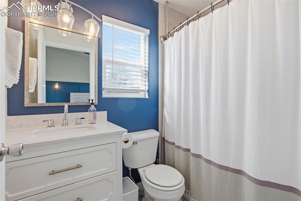 Image 22 of 45: Bathroom