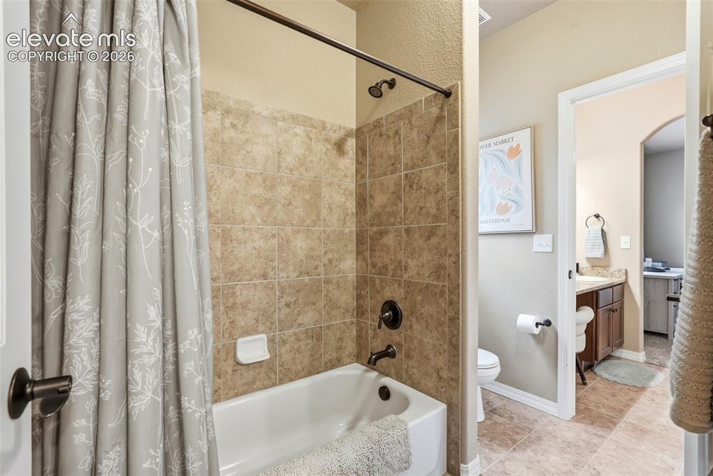 Image 31 of 47: Bathroom