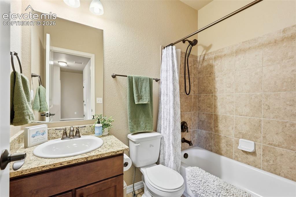 Image 33 of 47: Adjacent full bath