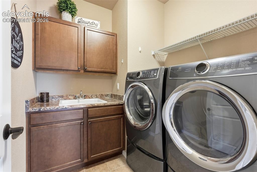 Image 34 of 47: Upper laundry room