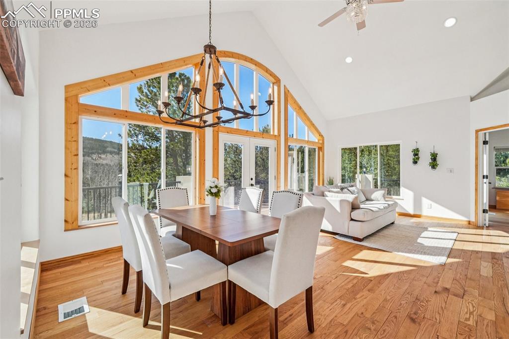 Image 11 of 50: Dining Area