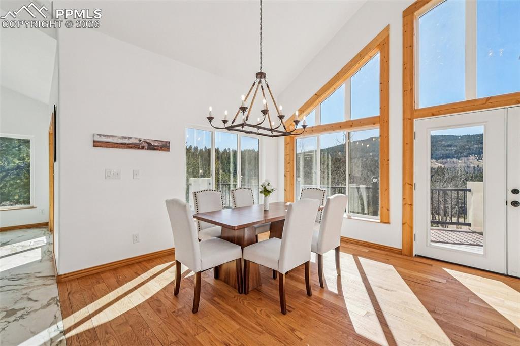 Image 12 of 50: Dining Area