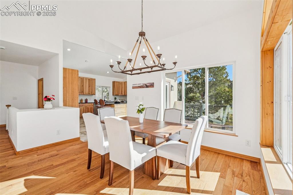 Image 14 of 50: Dining Area