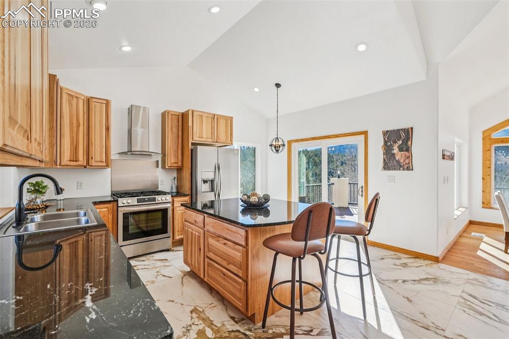 Image 17 of 50: Kitchen