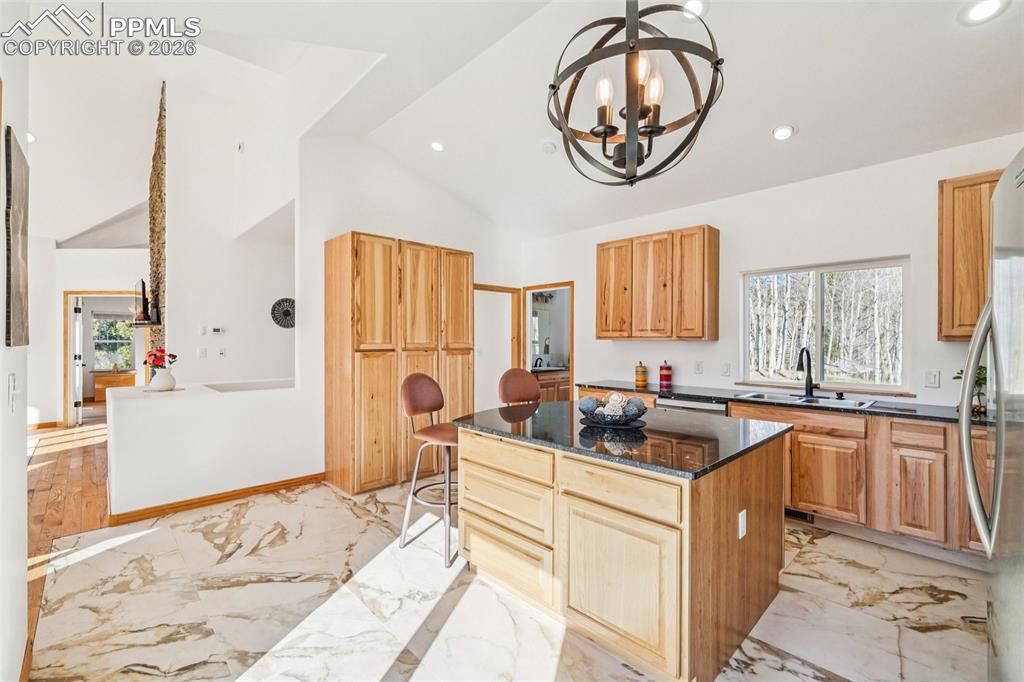 Image 18 of 50: Kitchen