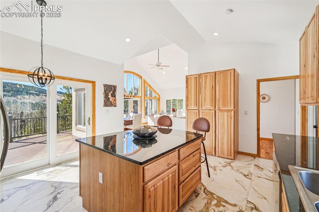 Image 19 of 50: Kitchen