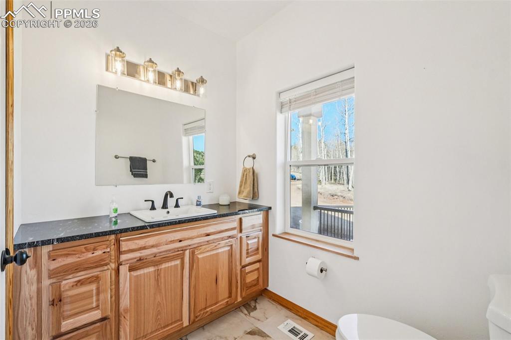 Image 21 of 50: Bathroom