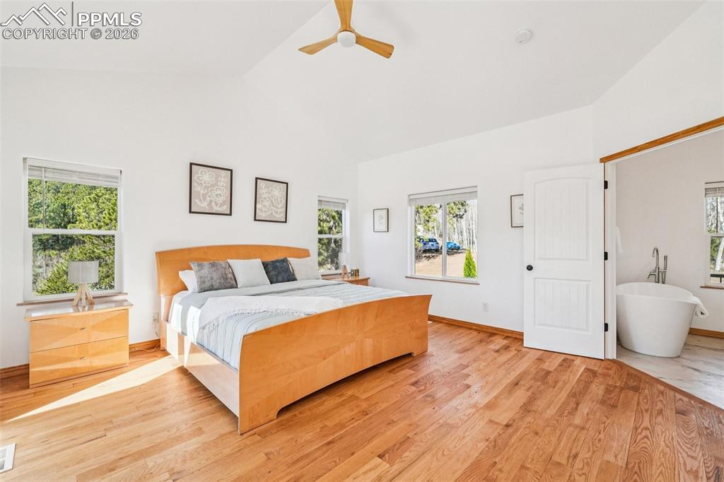 Image 22 of 50: Bedroom