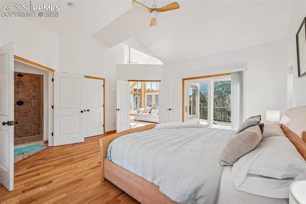 Image 23 of 50: Bedroom