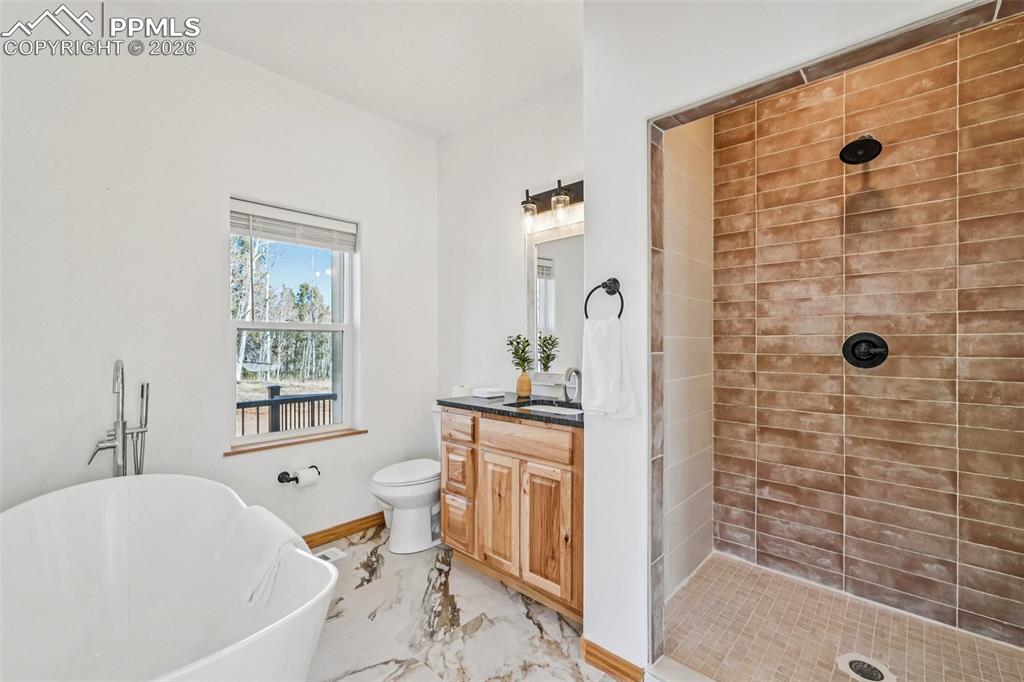 Image 25 of 50: Bathroom