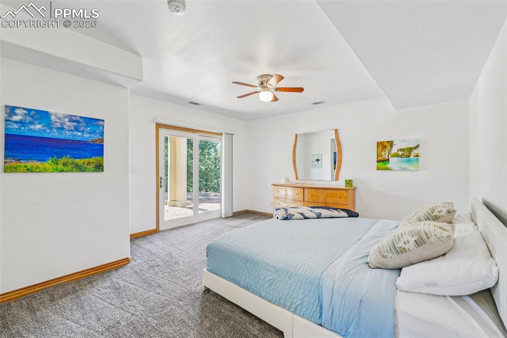 Image 30 of 50: Bedroom